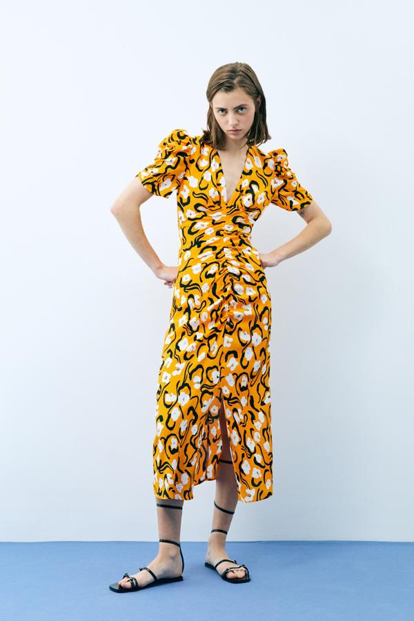 Vestido mostaza de manga corta con estampado de flores (rebajado de 45,99 a 29,99 euros).