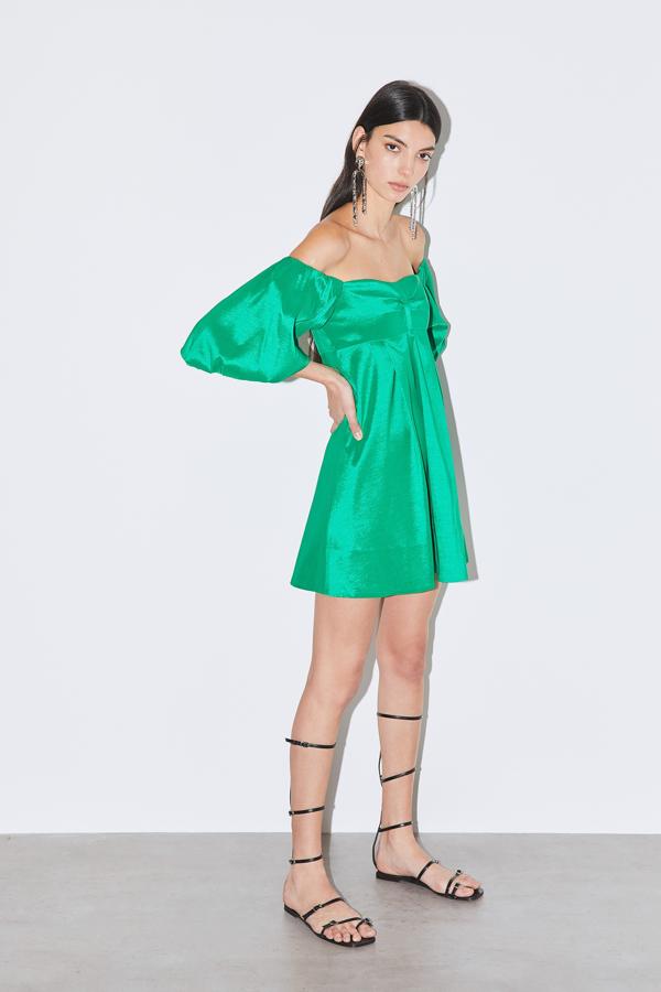 Vestido corto verde con tejido satinado y hombros al descubierto (rebajado de 39,99 a 29,99 euros).