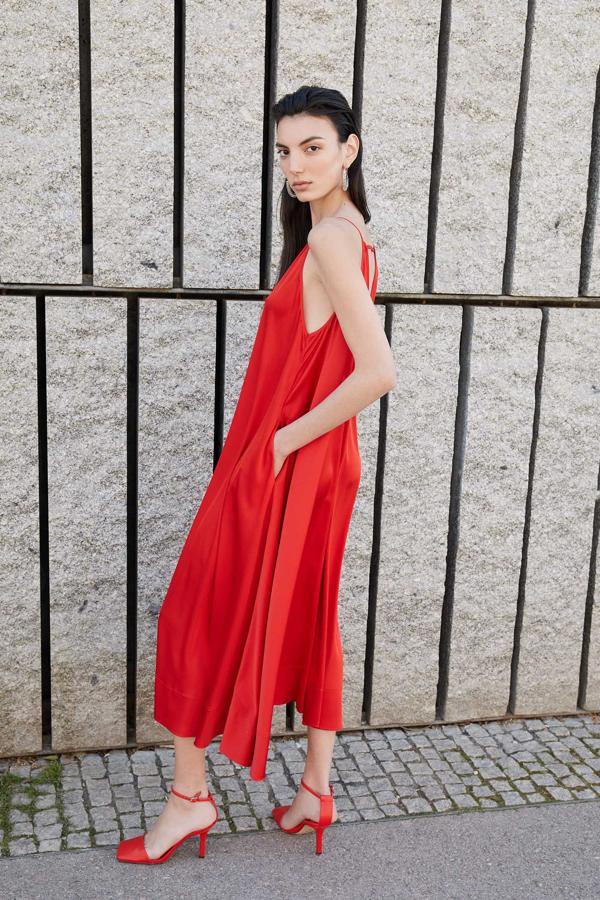Vestido rojo de tirantes de corte fluido (rebajado de 39,99 a 29,99 euros).
