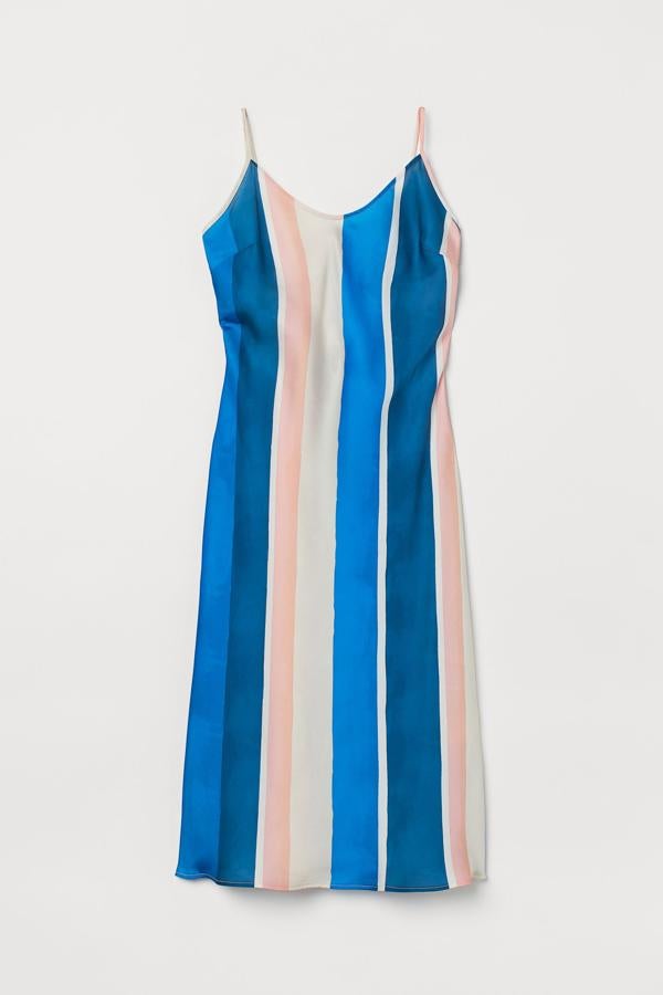 Este vestido lencero con rayas verticales en azul y beige está confeccionado en tejido reciclado y cuenta con escote de pico y tirantes finos. Con abertura en la espalda, tiene un precio de 14,99 euros.