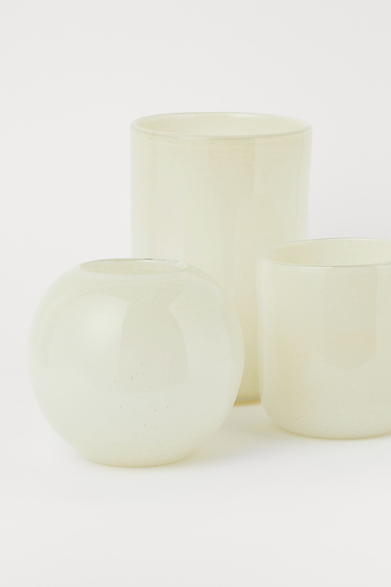 Este jarrón de vidrio tintado, rebajado a 6.99 euros.