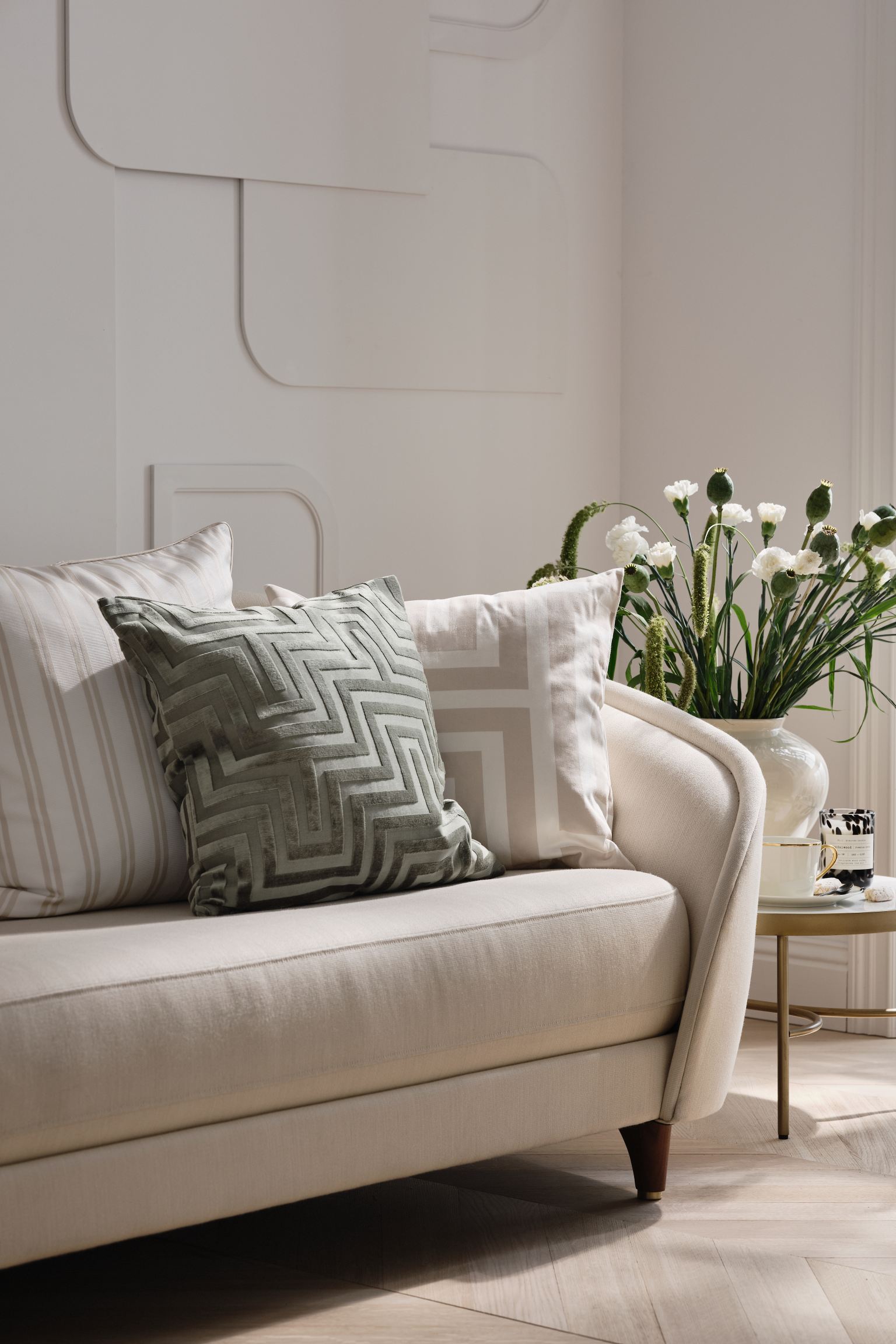 Y esta otra funda de cojín en terciopelo efecto jacquard, rebajada a 8.99 euros en H&M.