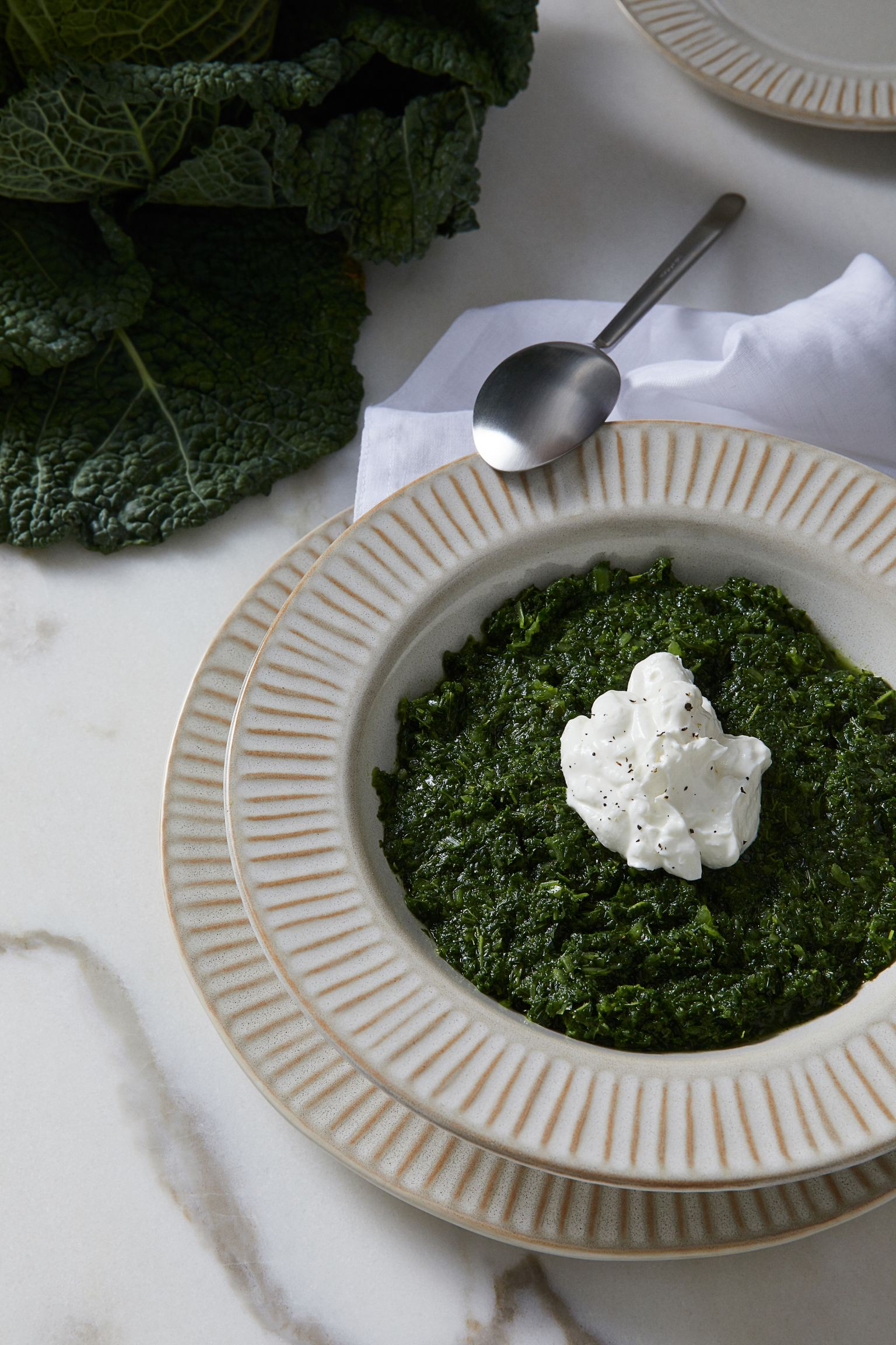 Las vajillas son un elemento decorativo más en nuestro hogar, y estos elegantes platos de cerámica están rebajados en H&M Home a 5.99 euros.