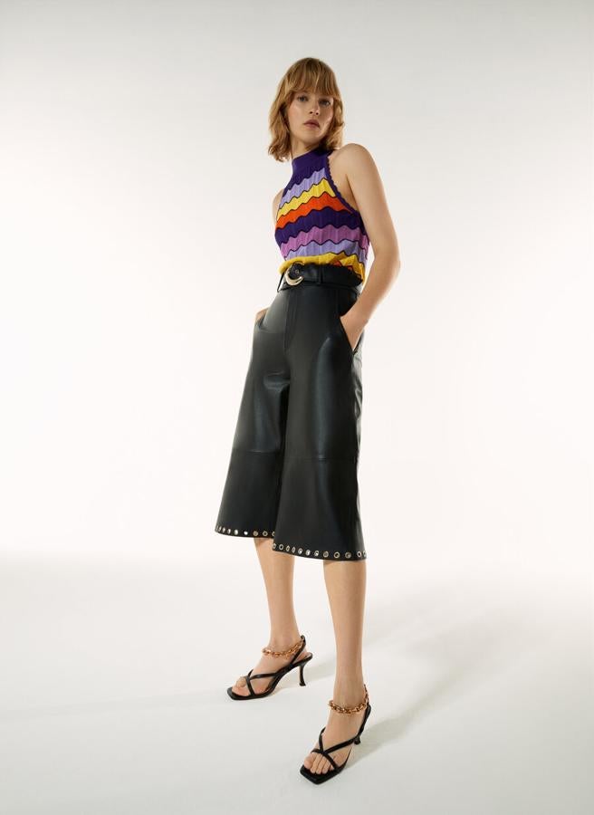 Con detalle de ollados en el bajo, que queda a la altura de la rodilla, estos pantacourt con bolsillos laterales, perneras amplias y cinturón con hebilla dorada tiene cierre frontal mediante cremallera y gancho metálico. Disponible entre las tallas XS y L, cuesta 199 euros. 