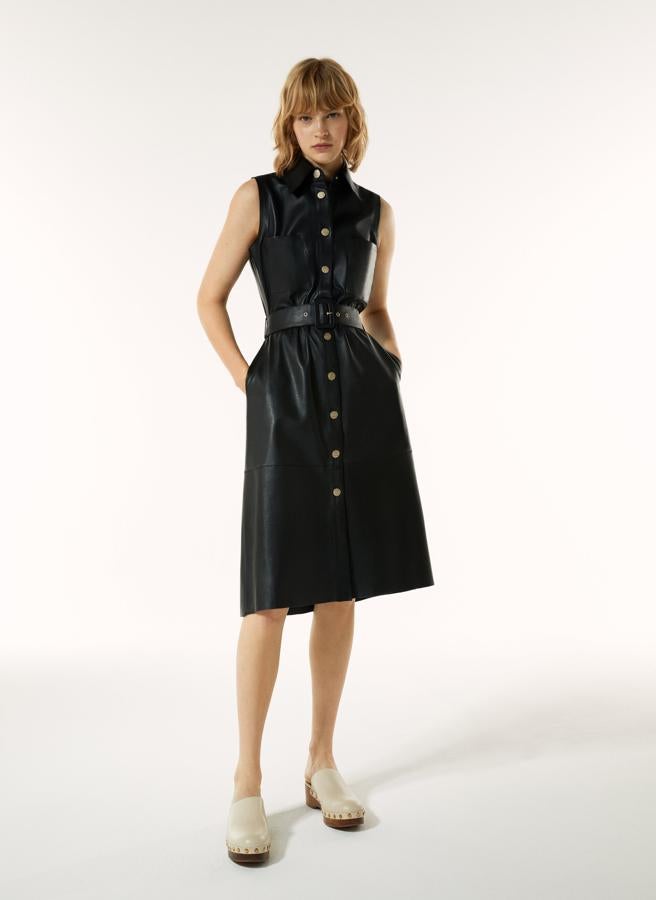 Sin mangas y con cuello clásico, este vestido de cierre frontal de botones dorados y cinturón con hebilla dorada viene con bolsillos de plastrón en la pechera y es de diseño midi. Con un precio de 259 euros, está disponible en las tallas S, M y L.