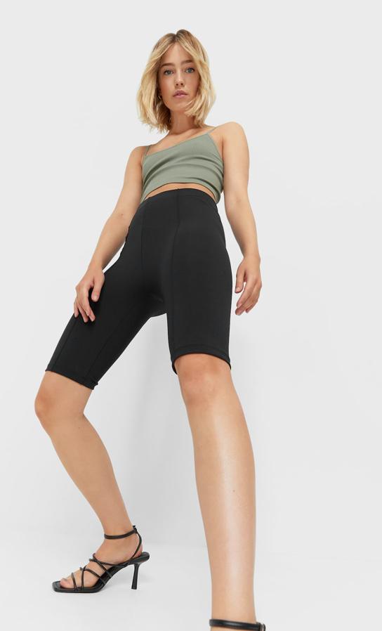 En Stradivarius hemos encontrado estas mallas ciclistas negras que son pura tendencia e ideales para combinar con cualquier top. Con bajo por encima de la rodilla y cintura elástica, tiene un precio de 9,99 euros y está disponible entre las tallas XS y XL. 