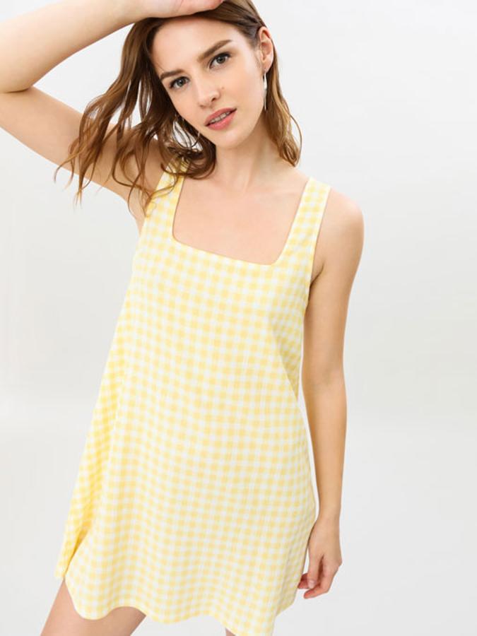 El diseño más fresquito para el estampado más veraniego en este vestido corto de cuadros vichy de Lefties con escote cuadrado y ligero vuelo en la falda. Confeccionado en un tejido muy cómodo, está disponible entre las tallas XS y XL y tiene un precio de 9,99 euros.