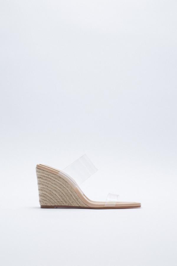 Sandalias de cuña de esparto de Zara (29,99 euros)
