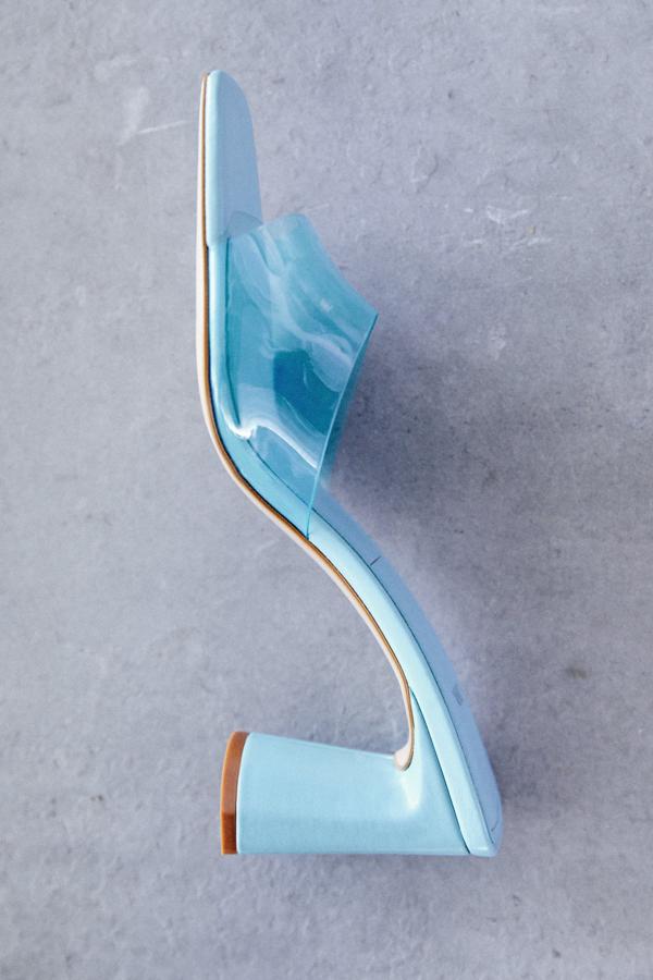 Sandalias con tacón medio en color azul de Zara (35,99 euros)