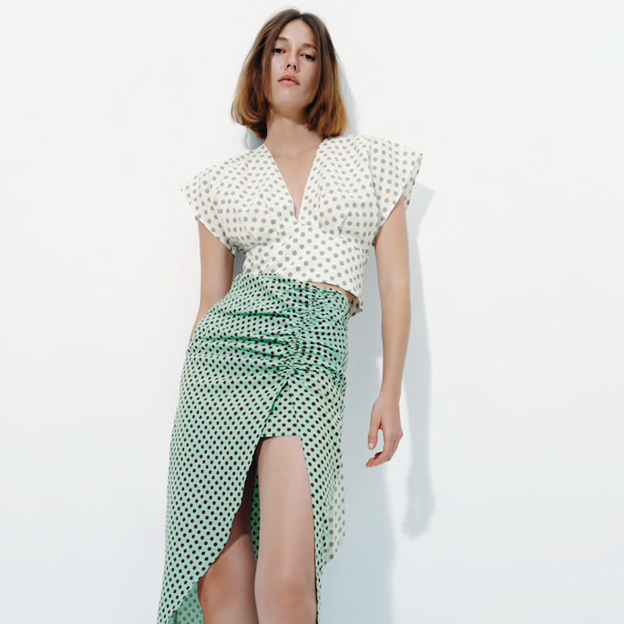 Pincha en la foto para ver las faldas, blusas y vestidos de lunares más bonitos de la nueva colección de Zara.