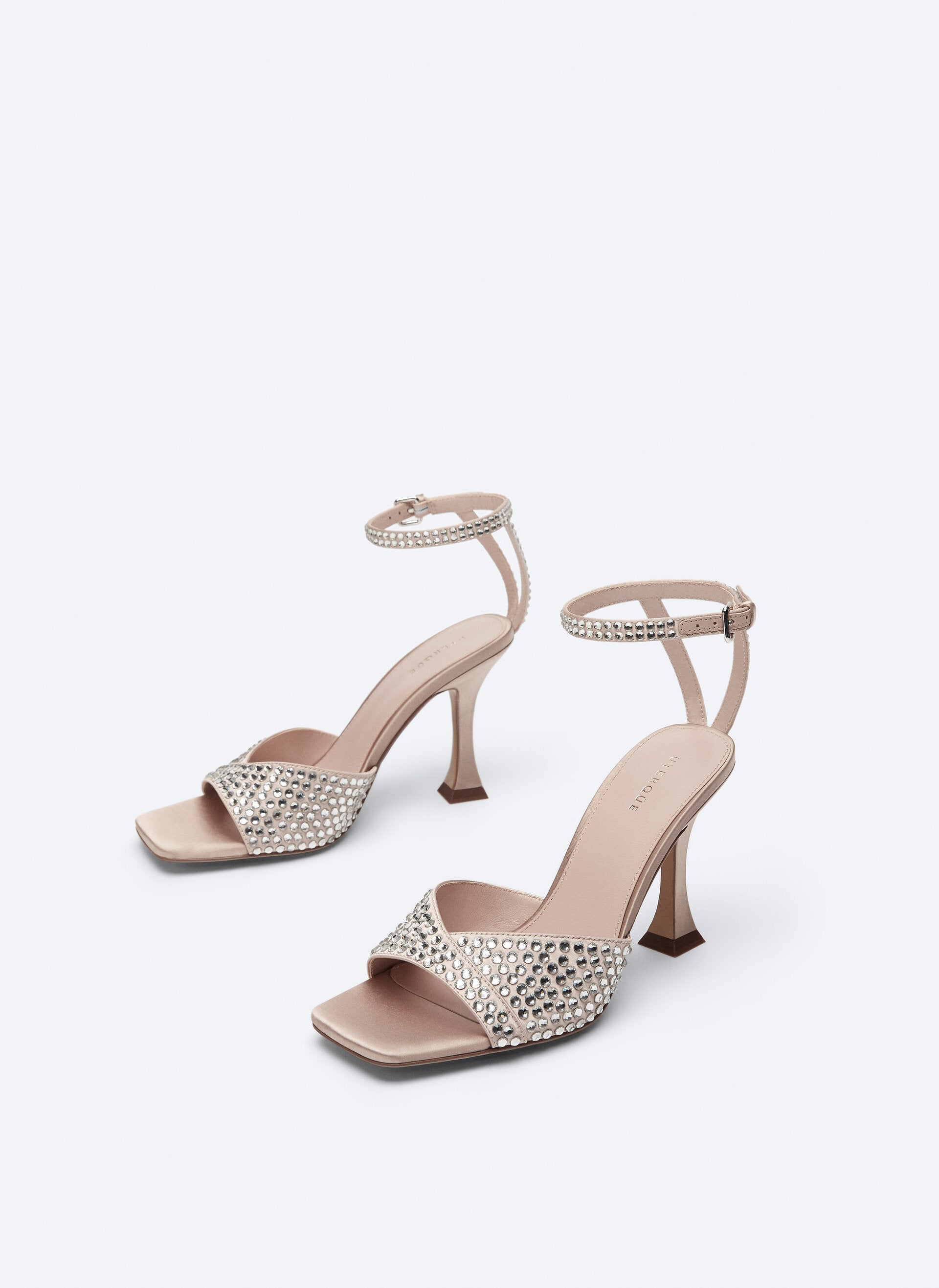 Estas sandalias joya de tacón cómodo pondrán la nota de glitter perfecta a tu look de invitada. Están rebajadas en Uterqüe a 59.99 euros.