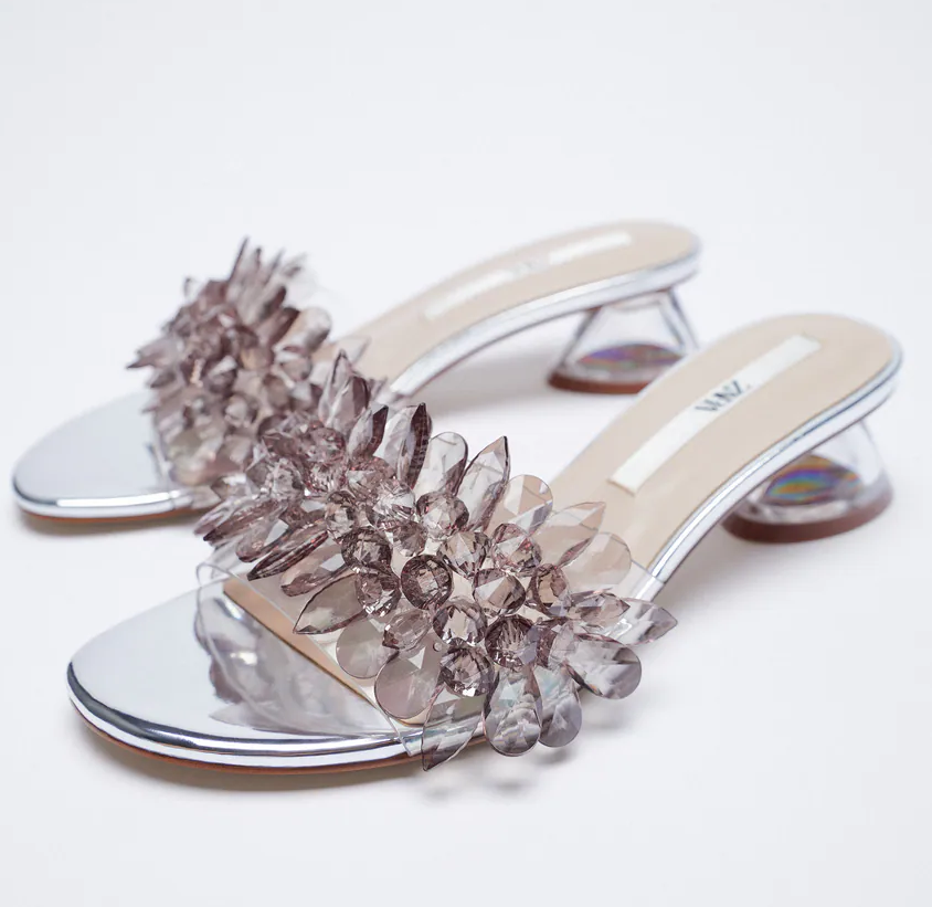 Ninguna de tus amigas creerá que estas sandalias con detalle joya las has encontrado en las rebajas de Zara. Con tacón cómodo y a punto de agotarse, cuestam 29.99 euros.