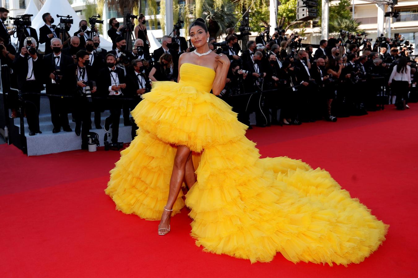 Una invitada con un vestido amarillo de Giambattista Valli.