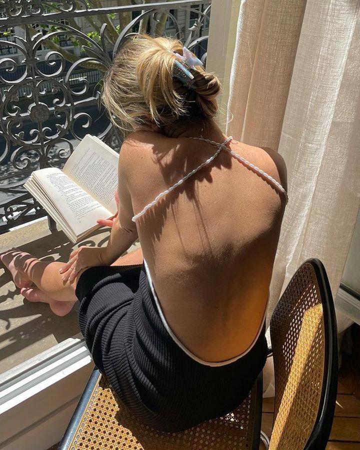 Si de algo saben las francesas es de sensualidad. Con este tipo de espalda en los vestidos no solo estarás de lo más elegante, sino que mostrarás lo justo sin resultar atrevida. 