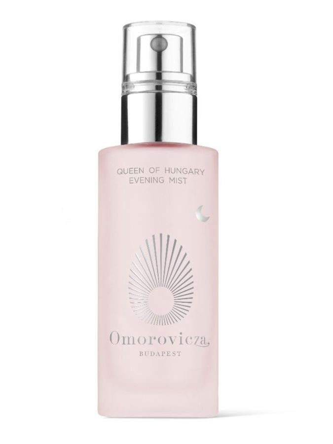La nueva bruma de noche Queen Of Hungary Evening Mist de Omorovicza está formulada con ingredientes innovadores y cuidadosamente seleccionados que aprovechan el ritmo circadiano de la piel, optimizando la reparación de la piel mientras duermes, mejorando la calidad del sueño promoviendo la calma y el bienestar mental (65 euros).