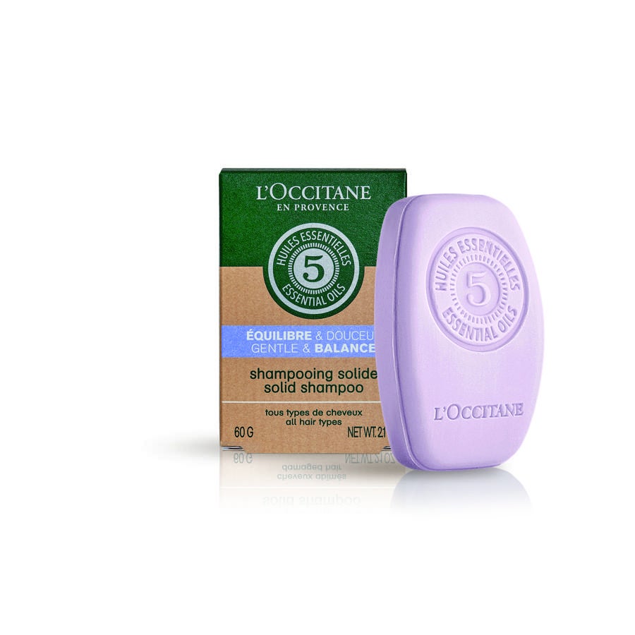 El champú sólido Equilibrio & Suavidad de L'Occitame lleva aceites esenciales de limó́n, naranja, romero, manzanilla y lavanda D.O.P. Alta Provenza y mantiene el equilibrio natural del cuero cabelludo (12 euros).