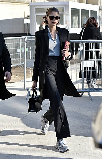Kaia Gerber, la hija de Cindy Crawford, combina las clásicas deportivas New Balance con pantalón de traje y abrigo estructurado