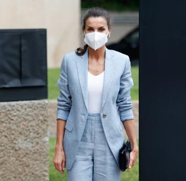 Imagen secundaria 1 - La Reina Letizia, impecable con look working girl y traje de lino de Adolfo Domínguez.