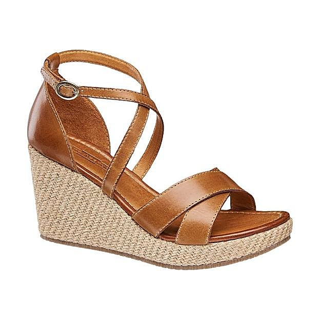 Imagen principal - Sandalia cuña marrón (39,99 euros), en negro (29,99 euros) y con tiras de colores (29,99 euros).