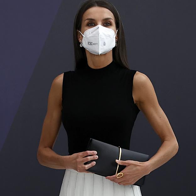 Imagen principal - Se dice, se comenta que este el anillo favorito de la Reina Letizia porque siempre lo lleva (y sabemos donde conseguirlo)