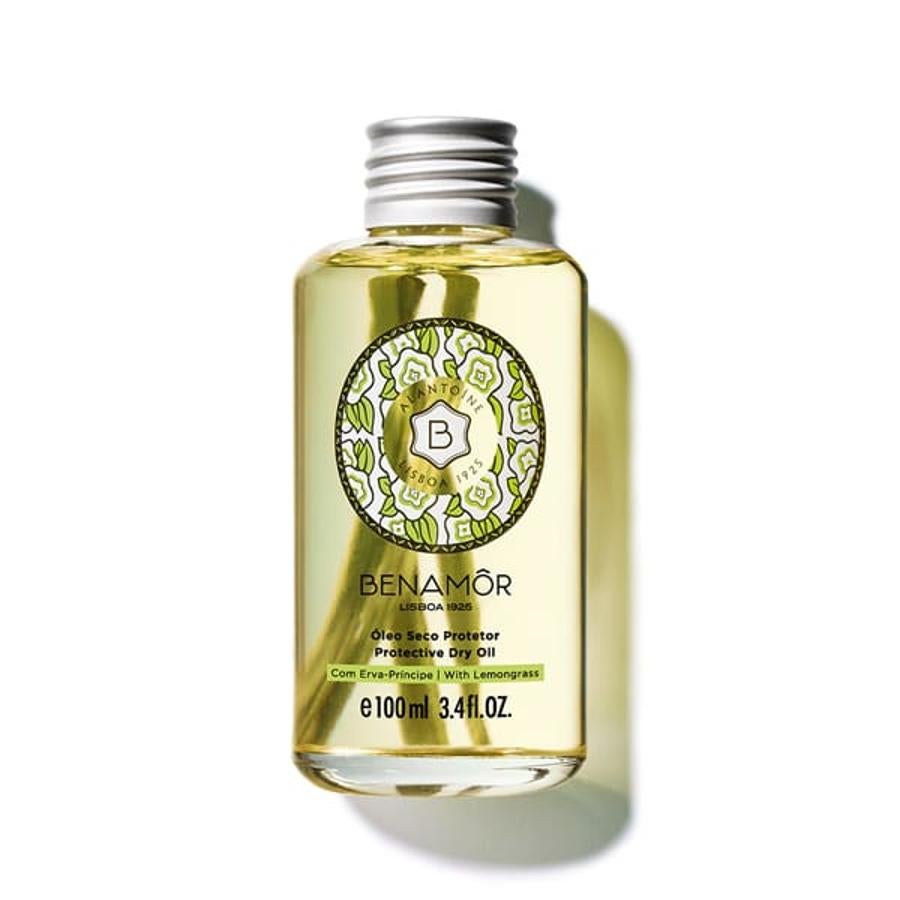 Este aceite de Benamor en Very Coqueta es un aceite seco que contiene una mezcla única de limoncillo y aceites naturales de argán, de girasol y almendra dulce. Además de dejar una piel radiante y sedosa, y un pelo visiblemente más nutrido, su aroma fresco a cítricos tan característico de la línea Alantoine, lo impregna todo, haciendo más agradable aún su uso (21,50 euros).