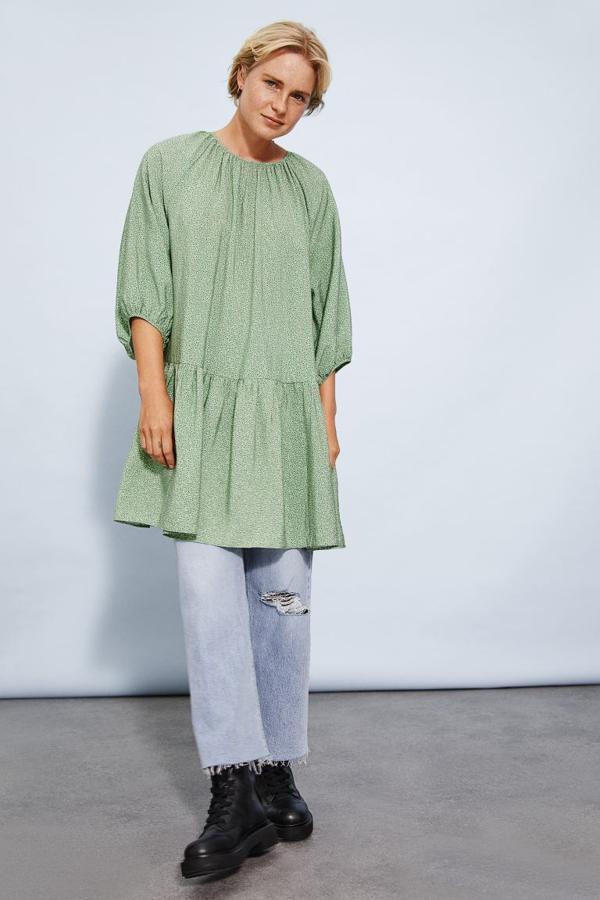 Vestido verde de flores con mangas globo (rebajado de 19,99 a 7,99 euros).