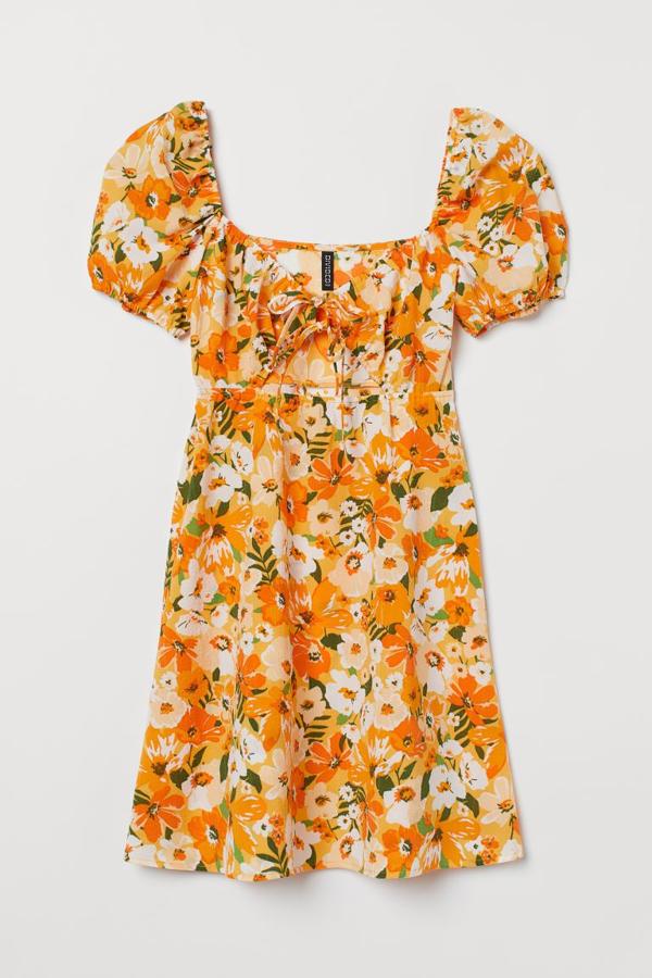 Vestido corto de flores en color naranja (rebajado de 14,99 a 7,99 euros).