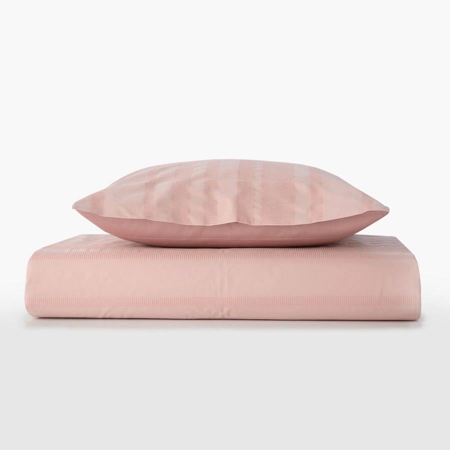 Funda nórdica con diseño liso en algodón 100% de 180 hilos. Está disponible en color rosado y verde en el El Corte Inglés por 34,95 euros.