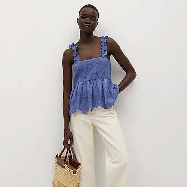 El modelo con bordado suizo está disponible en azul y en blanco roto