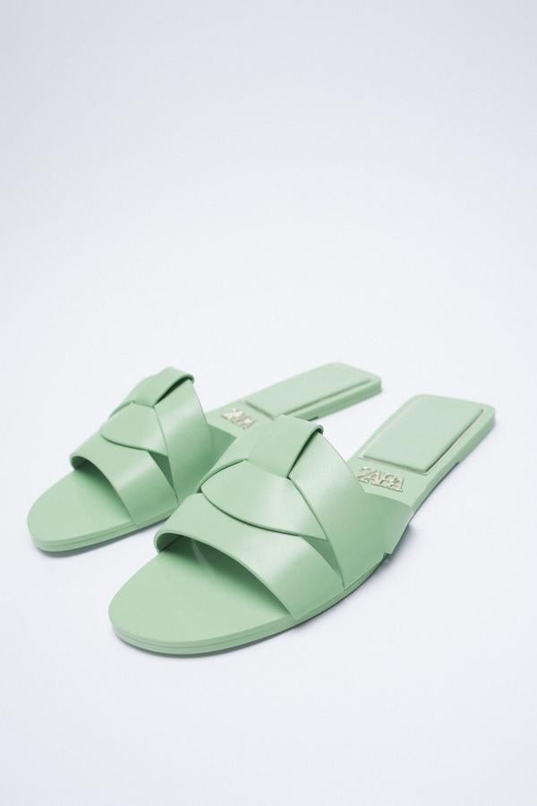 El verde menta es el color más atrevido para lucir estas sandalias (25,99 euros). 