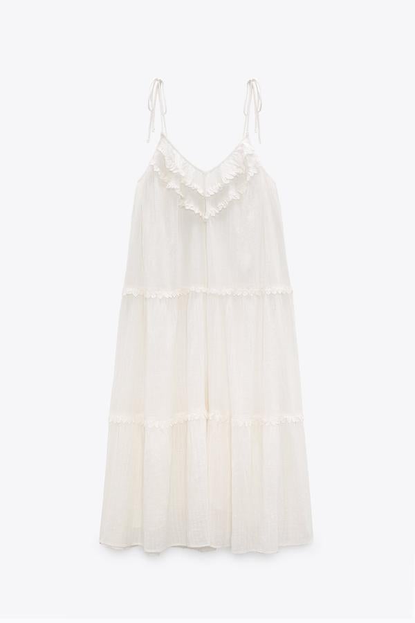 Vestido midi de tirantes con volantes de Zara (39,99 euros). 