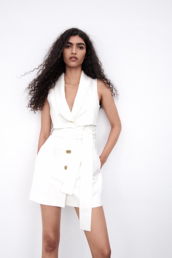 Mini vestido con cinturón y botones de Zara (49,99 euros). 