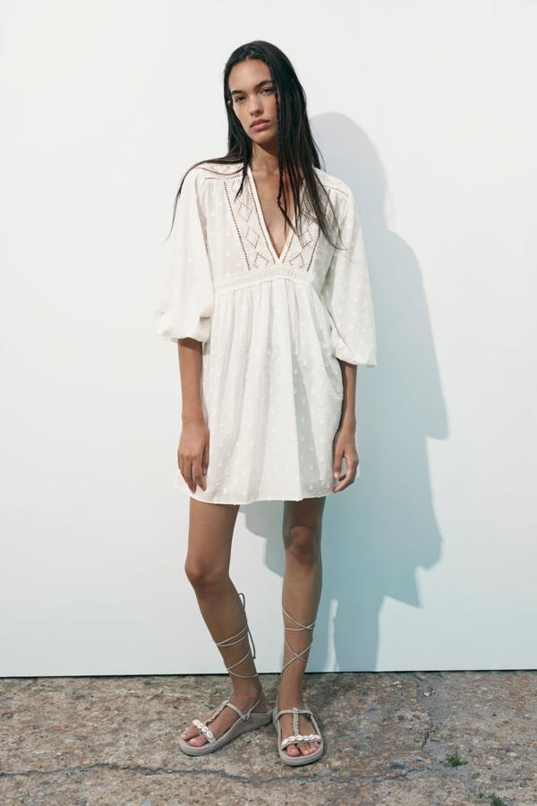 Mini vestido de manga francesa con calados de Zara (29,99 euros).