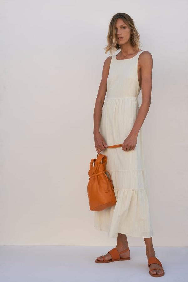 Vestido midi en blanco roto con escote halter de Zara (29,99 euros).
