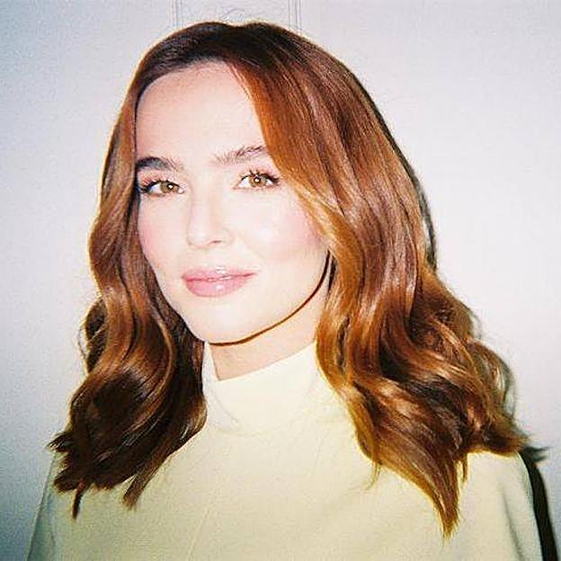 La actriz Zoey Deutch ha escogido el tono cobrizo como su color permanente