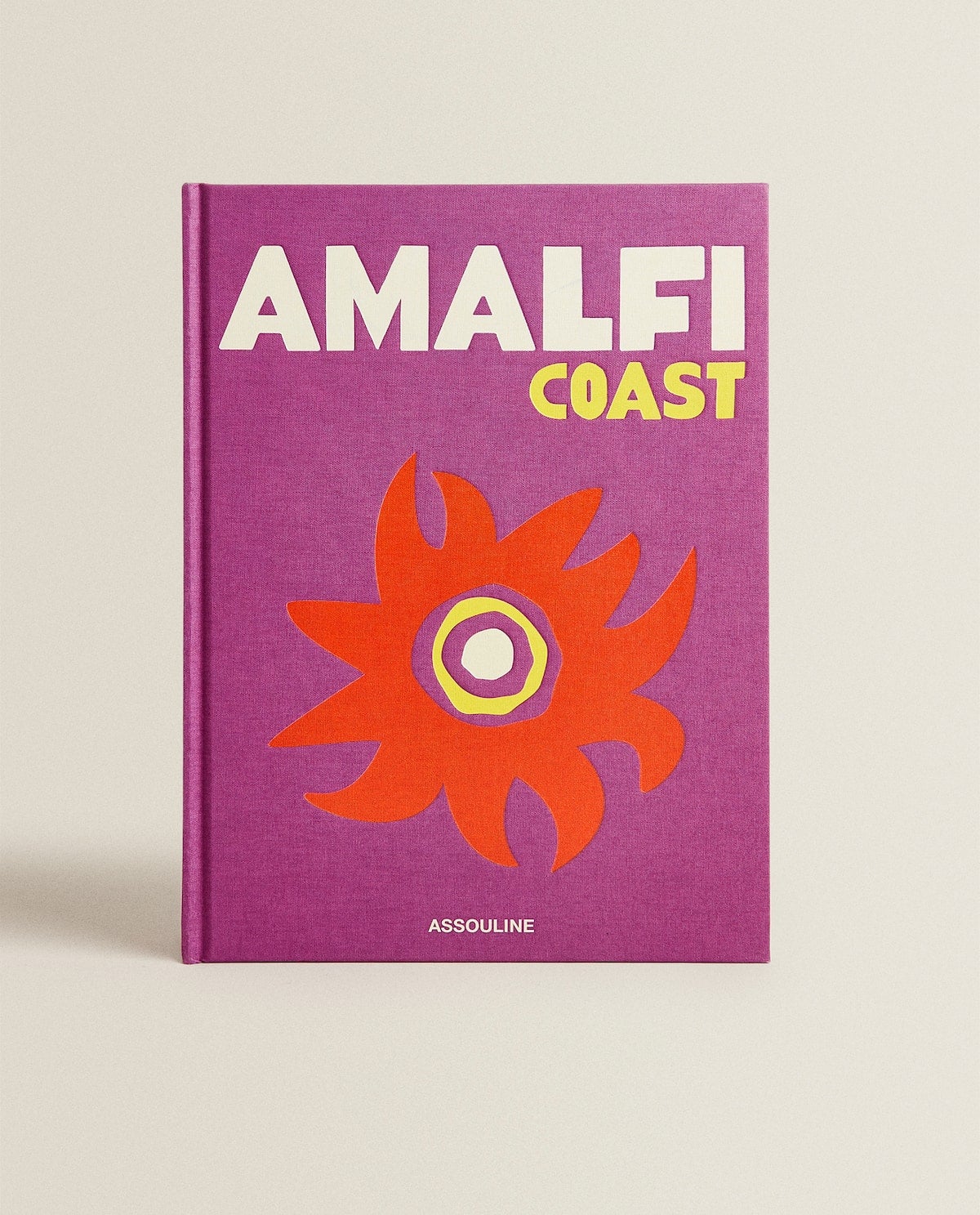 La costa de Amalfi es una de las más bonitas del mundo. Ahora puedes viajar a través de ellas con este libro, que además decora el salón. Cuesta 95 euros.