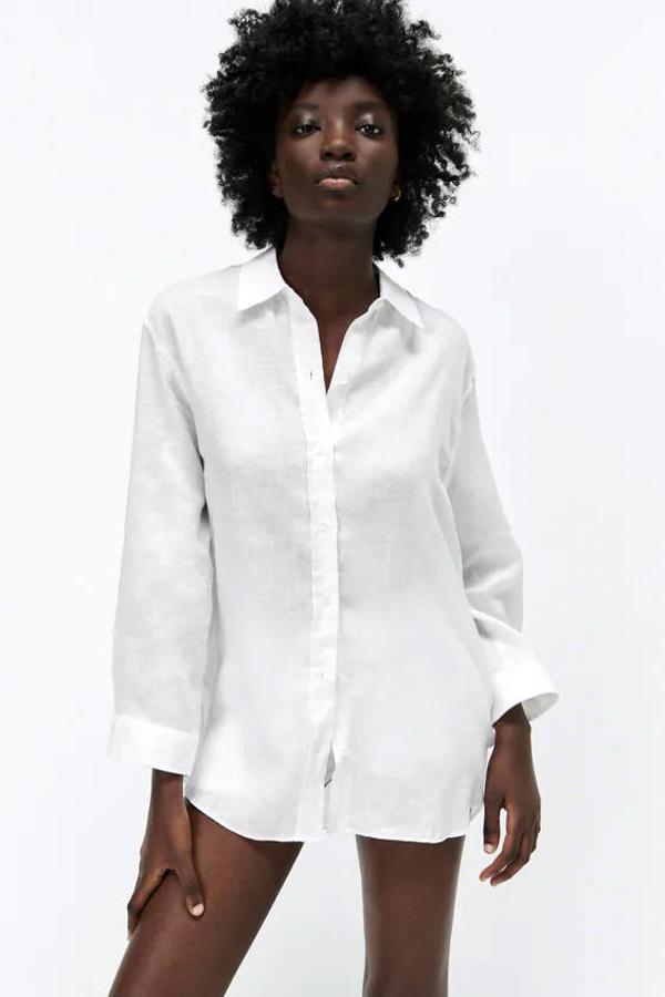 El corte oversize es una de las grandes tendencias de la temporada y con esta camisa de lino que nos trae Zara podrás lucirlo con estilo. Puede ser tuya por 25,95 €.