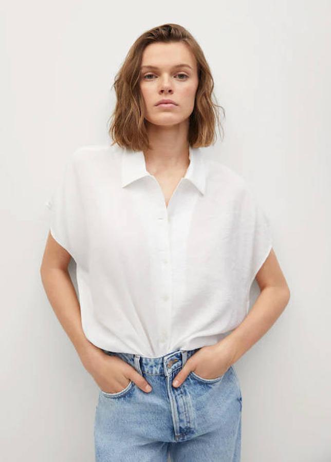 Una camisa de diseño fluido como esta de Mango siempre es una apuesta segura. Aunque costaba 25,99 €, tiene un descuento que la deja en 17,99 €.