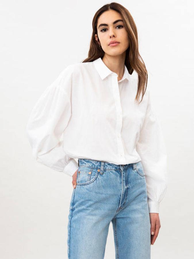 Otro éxito del verano son las mangas abullonadas y esta camisa de Lefties es una buena forma de lucirlas. Costaba 12,99 €, pero ahora puedes comprarla por 5,99 €.