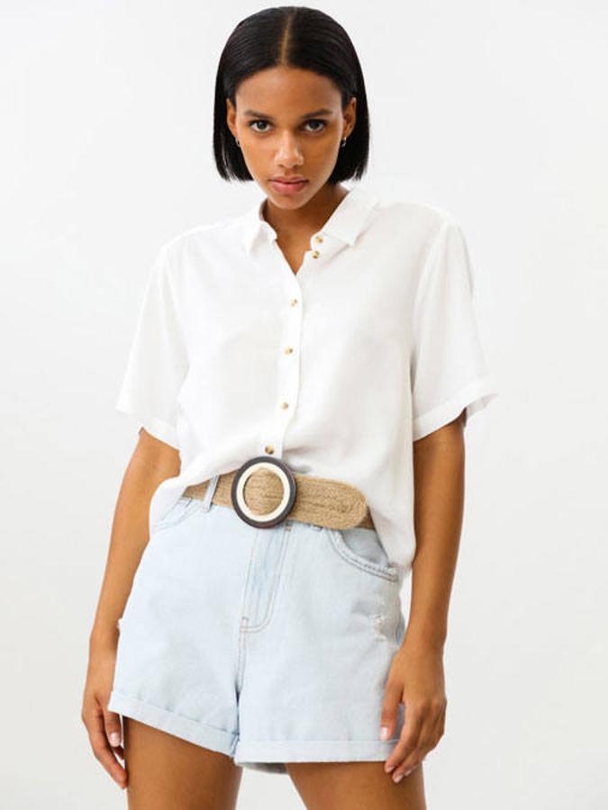 Nuestra favorita es una camisa de mango corta de Lefties. Es de color blanco roto y está confeccionada con viscosa, lo que le da un acabado fluido. Su precio es de 7,99 €.