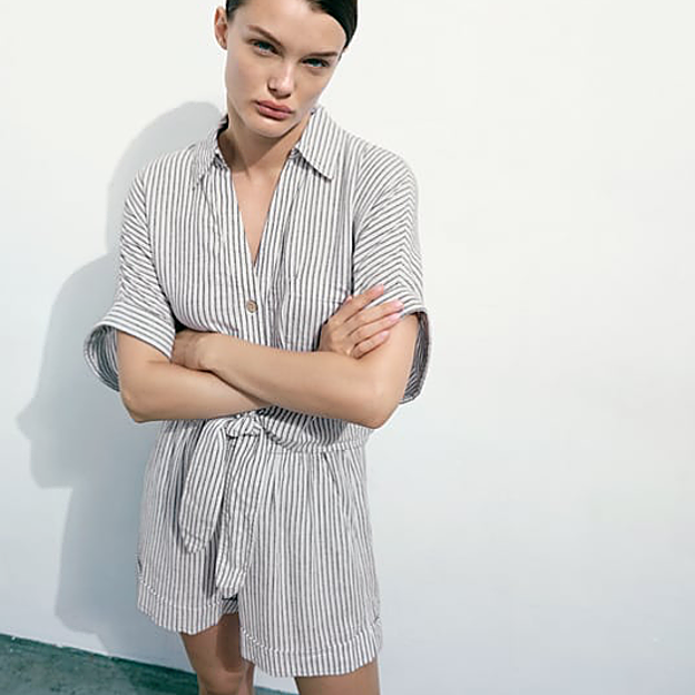 Conjunto de shorts y camisa corta de rayas de Zara.