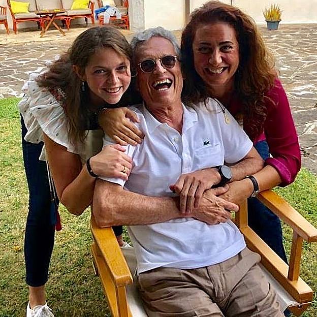 El psiquiatra Luis Rojas Marcos disfrutando con su familia en una imagen de su hija Laura Rojas Marcos.