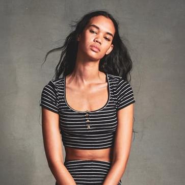 Imagen secundaria 1 - Las rayas marineras nunca pasan de moda y todos estos looks son la prueba definitiva