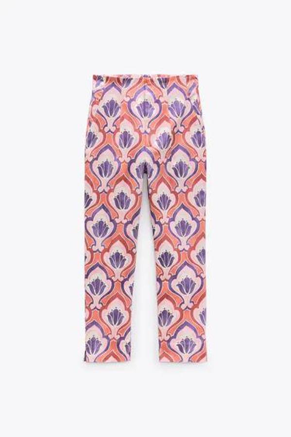 Pantalón 'slim fit' de tiro alto, con bolsillos, de estampado botánico en tonos rosa y morado. Lo puedes encontrar rebajado.