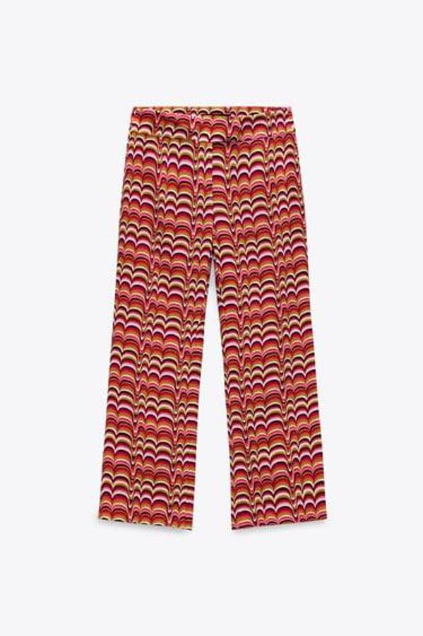 Pantalón 'cropped', de tiro medio, con estampado a rayas efecto derretido, en tonos rojizos.