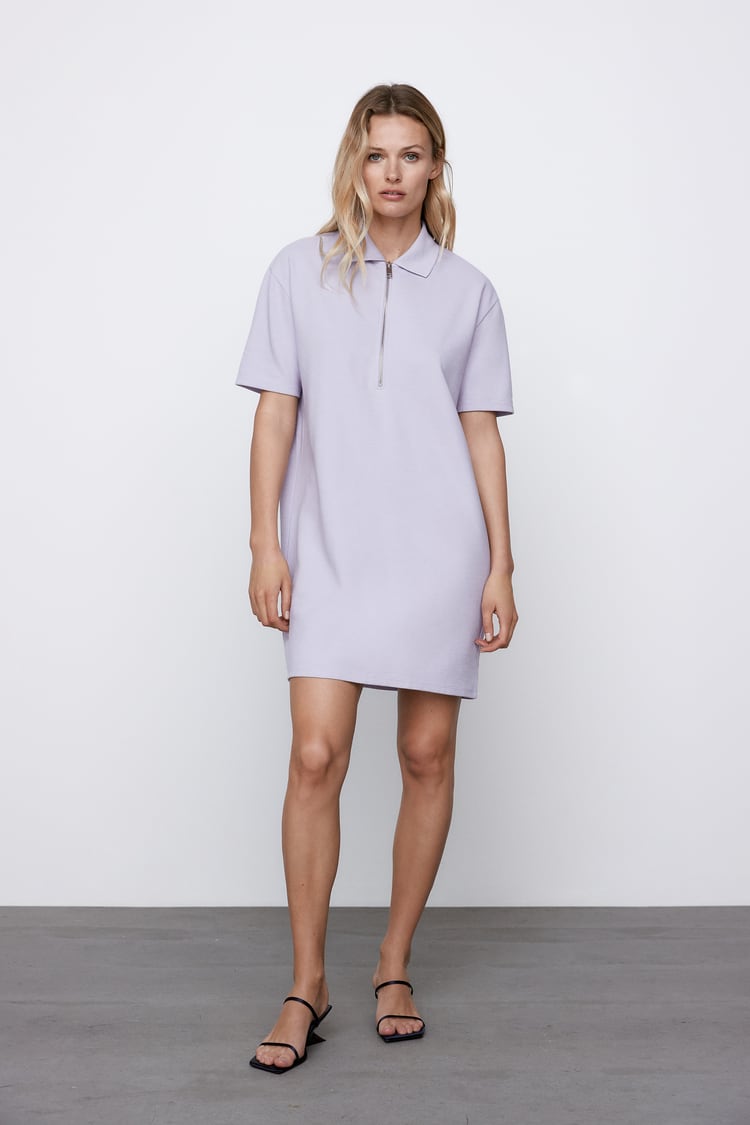 Vestido de manga corta con cierre de cremallera, de Zara (9,99 €).