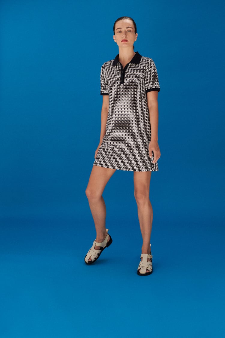 Vestido de manga corta con estampado geométrico, de Zara (19,95 €). 
