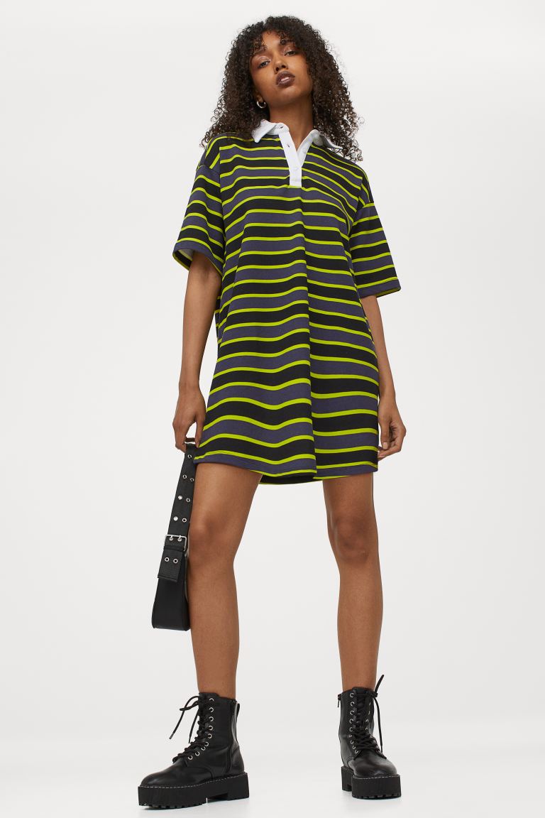 Vestido oversize de manga corta y estampado de rayas horizontales multicolores, de H&M (7,99 €).