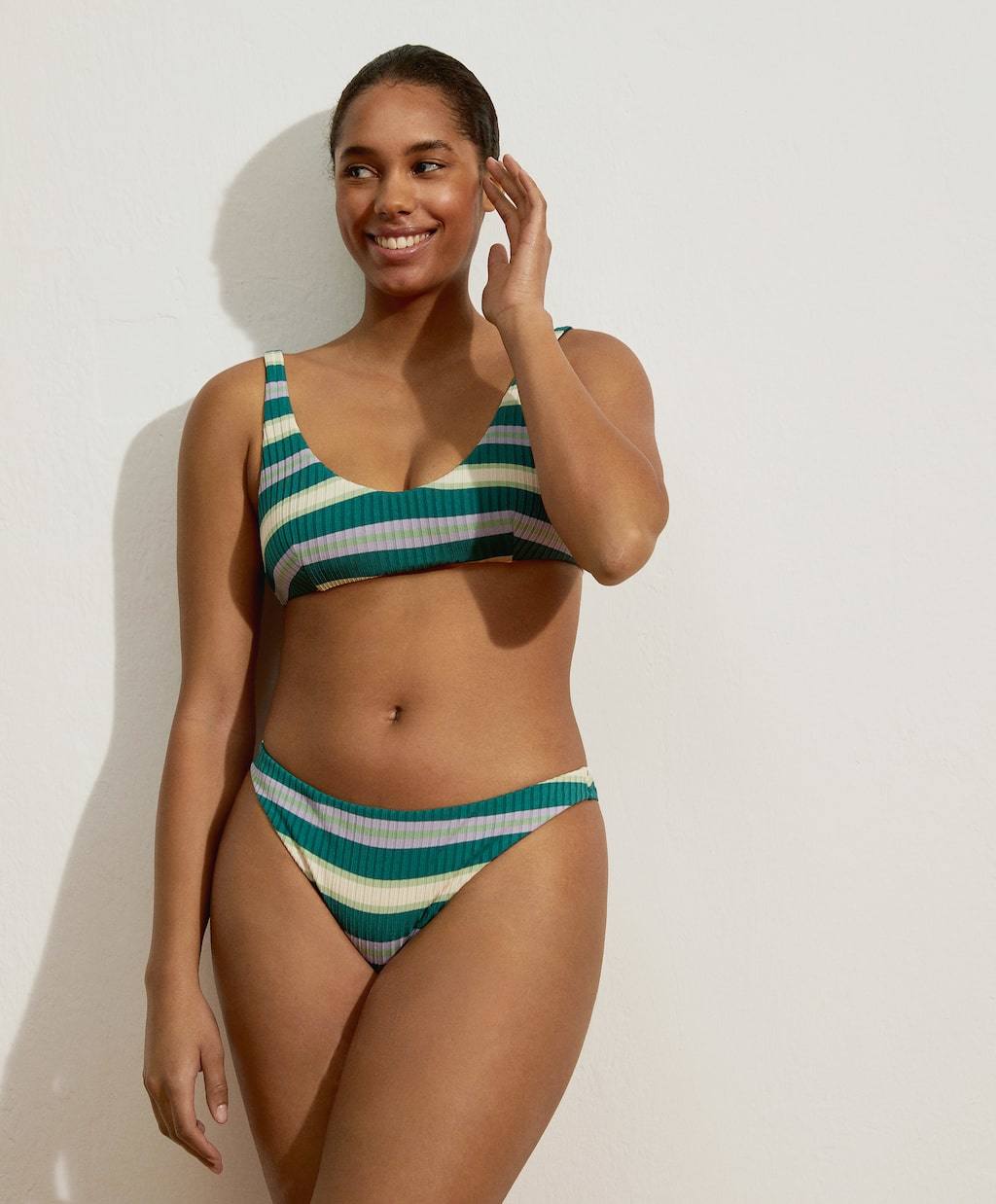 Bikini de punto con rayas horizontales multicolores, de Oysho (9,99 €).