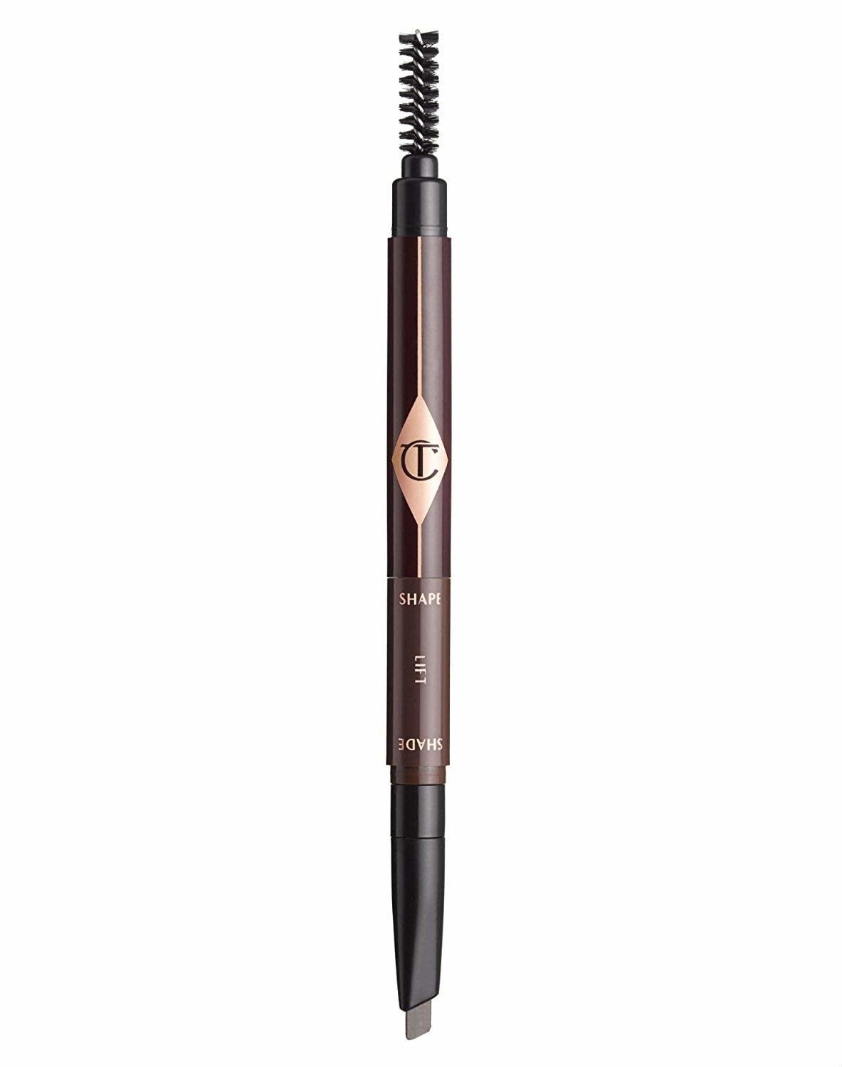 'Brow Lift' de Charlotte Ribury es el PEINE de cejas. Se puede utilizar para peinas, definir y levantar las cejas, además tiene un cepillo para eliminar un exceso de color y un lápiz para maquillar no muy pigmentado. Con este producto tendrás unas cejas naturales e iluminadas. 42,12 euros. 